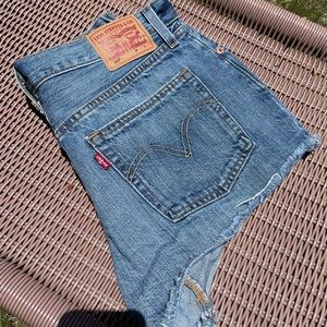 Levi 501 shorts size 2